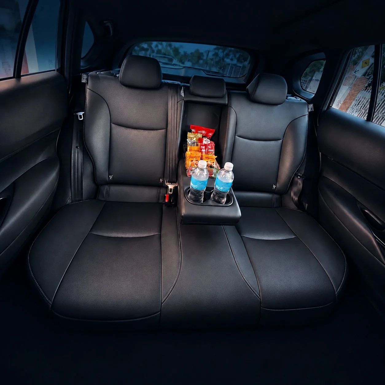 Interior do Toyota Corolla Cross San Marino Transfer com água e snacks